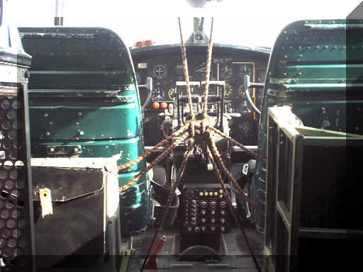 cockpit1.jpg (139869 bytes)
